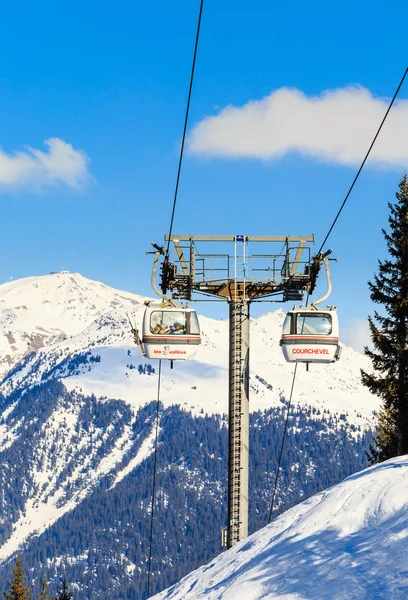 Výtah v blízkosti lyžařského střediska Courchevel, Alpy, Francie — Stock fotografie