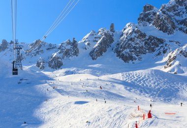Courchevel yamaç Fransız Alpleri'nde görünümü kar kaplı