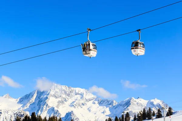 在滑雪场的库尔舍维勒、 阿尔卑斯山、 法国电梯 — 图库照片