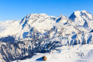 Görünüm kar Courchevel yamaç Fransız Alpleri'nde kaplı. Resort Courchevel kayak