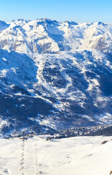 Montanhas com neve no inverno. Meribel Ski Resort — Fotografia de Stock