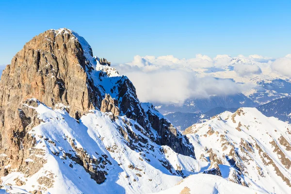 冬季积雪的山脉。梅里贝勒滑雪胜地。山坑 — 图库照片