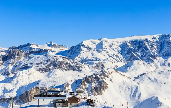 覆盖的库尔舍维勒在法国阿尔卑斯山的斜坡上的雪景 — 图库照片