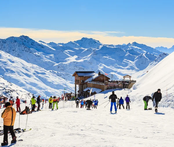 Visa snö täckta Courchevel lutning i franska Alperna. — Stockfoto