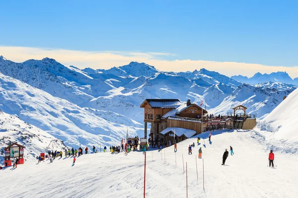 Weergave van sneeuw bedekt Courchevel helling in de Franse Alpen. — Stockfoto