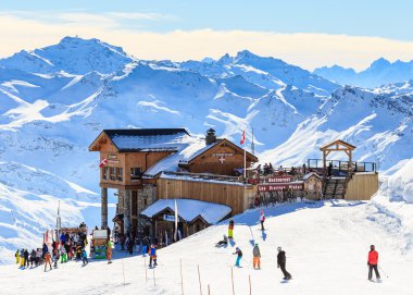 Görünüm kar Courchevel yamaç Fransız Alpleri'nde kaplı. Resort Courchevel kayak