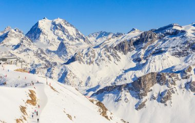 Görünüm kar Courchevel yamaç Fransız Alpleri'nde kaplı. Resort Courchevel kayak
