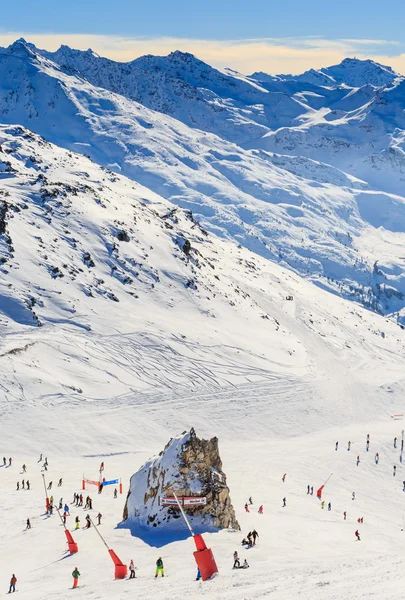 Vista de la ladera Courchevel cubierta de nieve en los Alpes franceses. Estación de esquí Courchevel —  Fotos de Stock