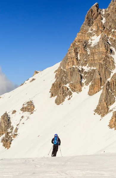 Skiër op de hellingen van het skigebied van Meribel, Frankrijk — Stockfoto