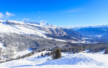 Kışın kar ile Dağları. Ski Resort Laax. İsviçre