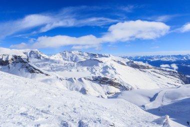Kışın kar ile Dağları. Ski Resort Laax. İsviçre