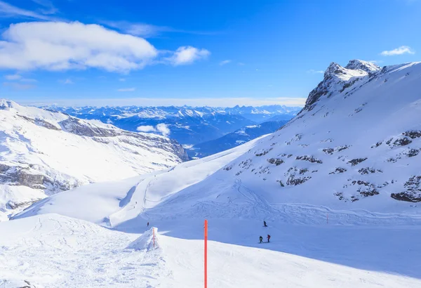 Βουνά με το χιόνι το χειμώνα. Σκι Resort Laax. Ελβετία — Φωτογραφία Αρχείου