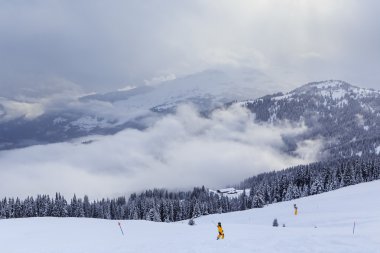 Kışın kar ile Dağları. Ski Resort Laax. İsviçre