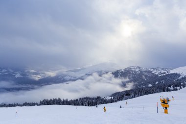 Kışın kar ile Dağları. Ski Resort Laax. İsviçre