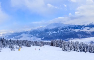 Kışın kar ile Dağları. Ski Resort Laax. İsviçre