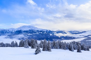 Kışın kar ile Dağları. Ski Resort Laax. İsviçre