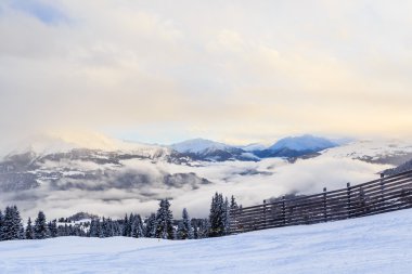 Kışın kar ile Dağları. Ski Resort Laax. İsviçre