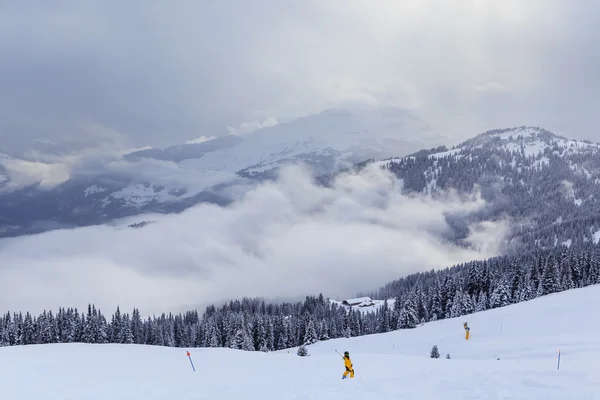 Hor se sněhem v zimě. Ski Resort Laax. Švýcarsko — Stock fotografie