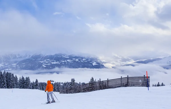 Skiër op de hellingen van het skigebied van Laax. Zwitserland — Stockfoto