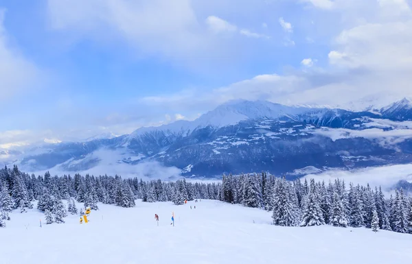 Montañas con nieve en invierno. Estación de esquí Laax. Suiza — Foto de Stock