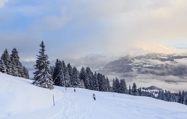 Lyžaře na svazích lyžařského střediska Laax. Švýcarsko — Stock fotografie