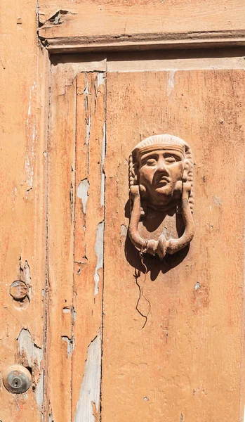 Detail of an old door with handle — Stock Photo, Image