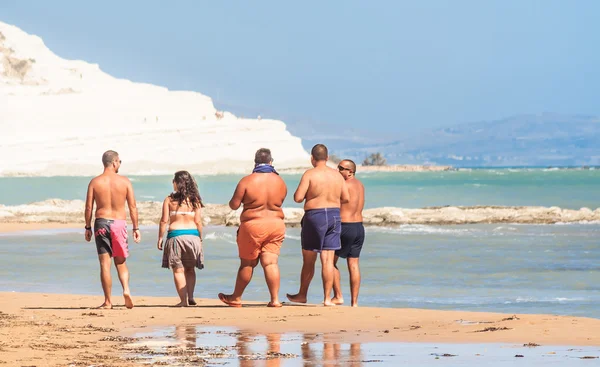 Άγνωστα άτομα στην παραλία κοντά στο λευκό βράχο. Σικελία, Ιταλία — Φωτογραφία Αρχείου