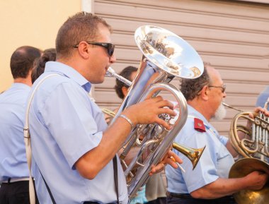 Tuba kutlama oynarken müzisyen