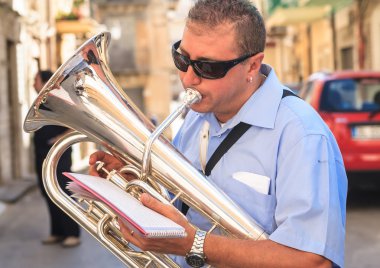 Tuba kutlama oynarken müzisyen