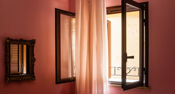 有阳光和窗帘的窗户 — 图库照片