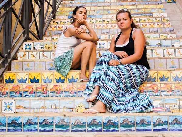 Meninas bonitas nas escadas decoradas com telhas cerâmicas . — Fotografia de Stock