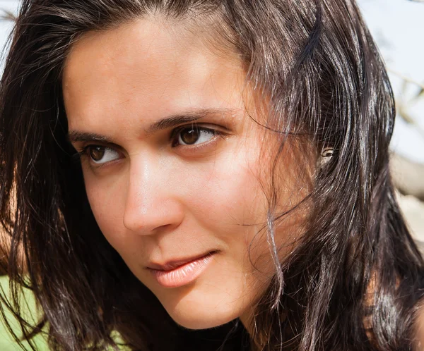 Retrato de uma bela jovem morena — Fotografia de Stock