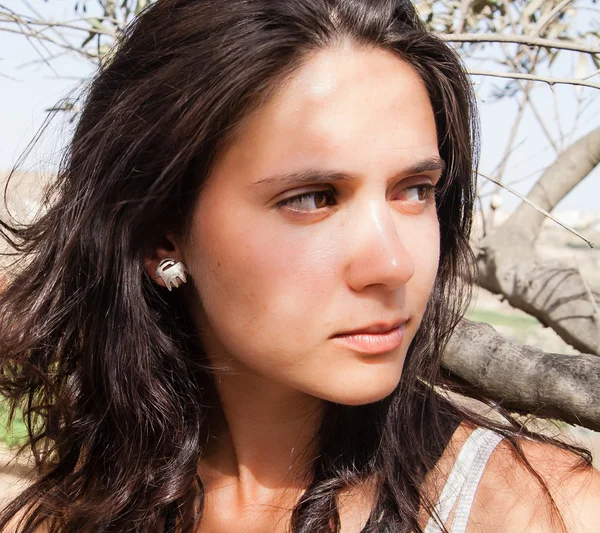 Portrait of a beautiful young brunette — Stock Photo, Image