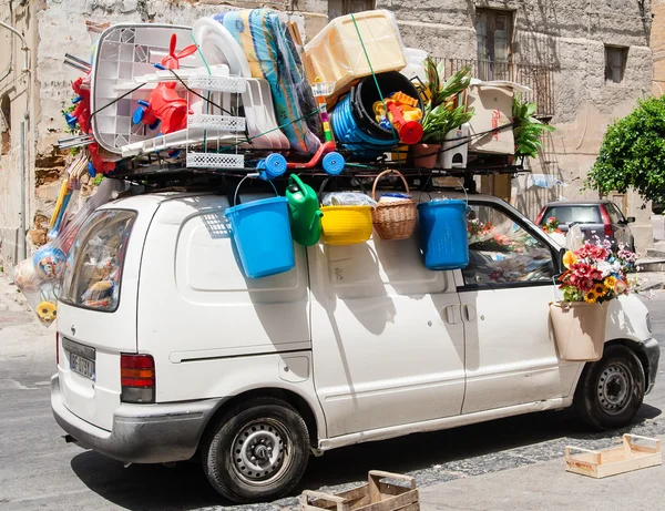 O carro está totalmente carregado com bagagem. Sicília, Itália — Fotografia de Stock