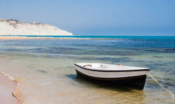 Bateau marin avec un moteur dans le parking. Côte sud-ouest de la Sicile — Photo