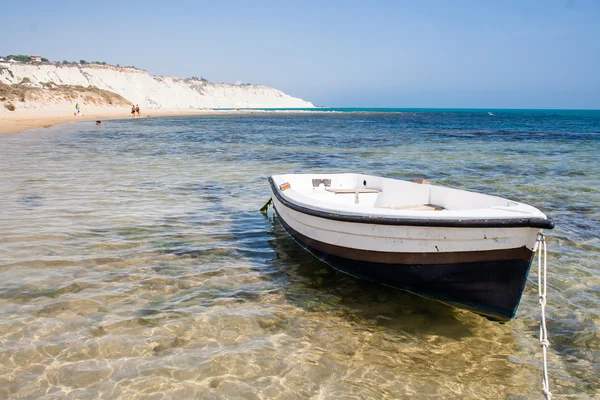 Gemi Tekne park yerinde bir motor ile. Güney Batı Sicilya sahil — Stok fotoğraf
