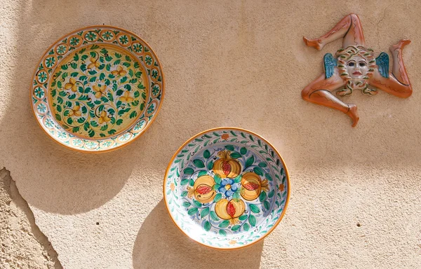 陶瓷装饰在墙上。意大利西西里岛 — 图库照片