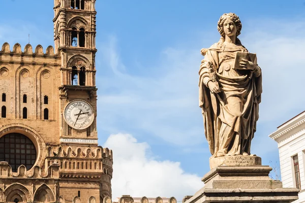 Statue des Heiligen Olivia. Kathedrale in Palermo mit der Uhr — Stockfoto