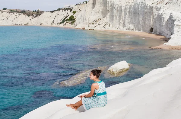 一个女孩坐在白色悬崖的斜坡上，叫做"斯卡拉迪图尔奇"" — 图库照片