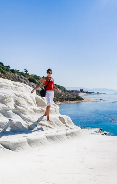 La chica va en una ladera de acantilado blanco llamado "Scala dei Turchii" en Sicilia, cerca de Agrigento. Italia —  Fotos de Stock