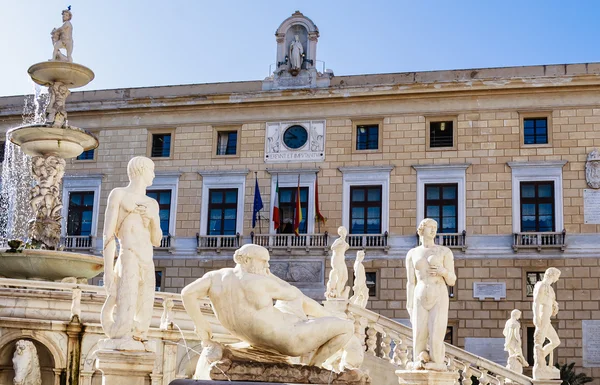 Posąg renesansowego Fontana Pretoria na Piazza Pretoria. — Zdjęcie stockowe