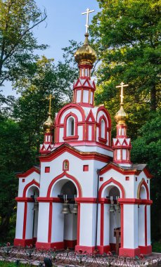 Talezh köyündeki Aziz Davut 'un kutsal pınarında çan kulesi. Moskova bölgesi, Rusya