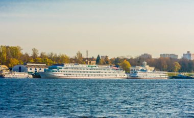 Kuzey Tushino 'nun kuzeyindeki nehir limanının manzarası. Moskova. Rusya