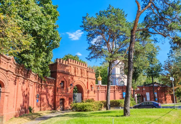 Τεράστιες Παλιές Πέτρινες Πύλες Του Κτήματος Pokrovskoe Streshnevo Μια Ηλιόλουστη — Φωτογραφία Αρχείου