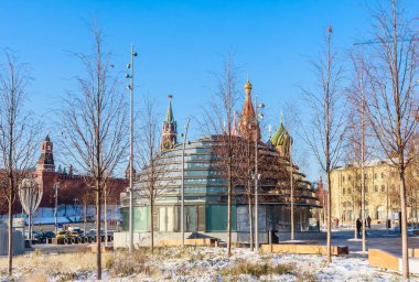 Kışın Zaryadye doğal peyzaj parkında bilgi pavyonu. Arka planda Kremlin var. Moskova. Rusya