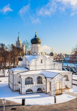 Anna 'nın Gebeliği Kilisesi, 16. yüzyılın başlarında Zaryadye. Arka planda, Kotelnicheskaya toprak işçileri binası. Moskova, Rusya