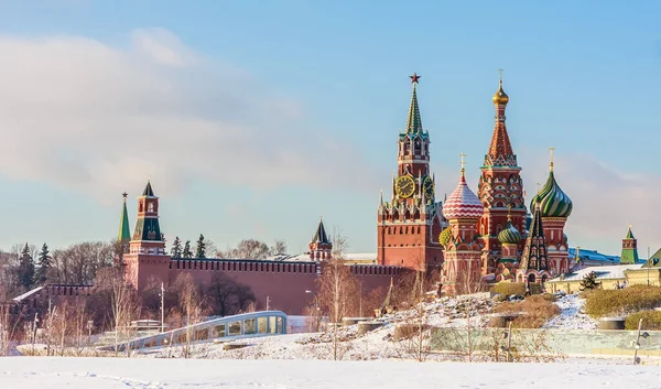 莫斯科 克里姆林宫和圣约翰罗勒大教堂从Zaryadye公园在冬季的一天 俄罗斯 莫斯科 — 图库照片