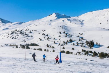 GrandVallira kayak merkezi. Pireneler 'in dağlarının manzarası. Tüm aile ve arkadaşlarla dinlen. Andorra.