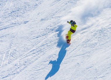 Kayak merkezi GrandVallira 'nın yamaçlarında snowboardcu. Pireneler dağları. Andorra..
