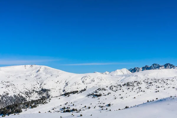 Schöne Schneebedeckte Bergkette Mit Klarem Himmel Einem Sonnigen Tag Skiinfrastruktur — Stockfoto